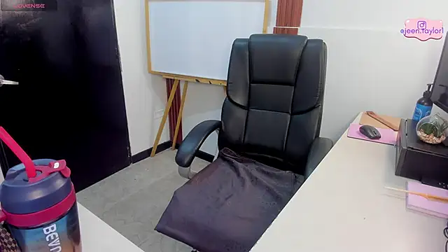 Snapshot of Jeen_Taylor chatting on June 3, 2026, 8:14 pm Jeen Taylor online show from June 3, 2026, 8:14 pm