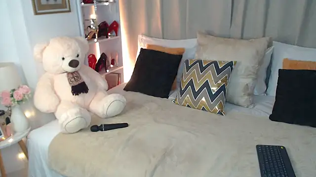 Snapshot of AnnaRouge chatting on April 2, 2026, 1:36 am AnnaRouge online show from April 2, 2026, 1:36 am