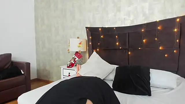 Snapshot of RoxieJackson chatting on December 15, 2024, 11:45 am RoxieJackson online show from December 15, 2024, 11:45 am