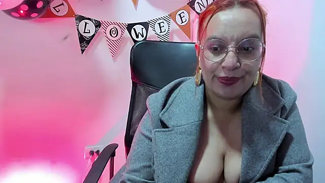 Snapshot of RoxieJackson chatting on October 25, 2025, 5:04 am RoxieJackson online show from October 25, 2025, 5:04 am