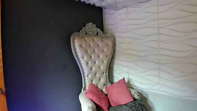 Layla 707 online show from April 10, 2026, 6:56 pm