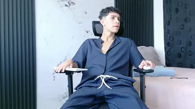 Noah tyler  online show from December 5, 2025, 5:42 pm