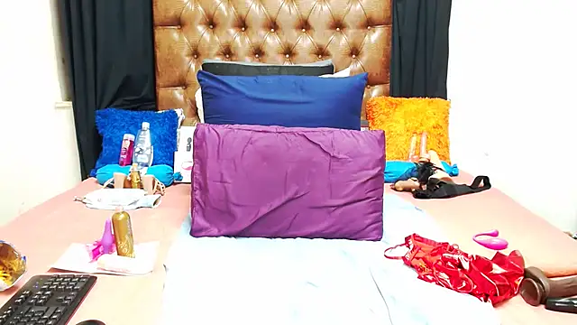 Hotxbums22 online show from October 5, 2025, 7:01 pm