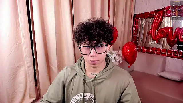 AkazaBoy  online show from February 18, 2026, 5:03 am