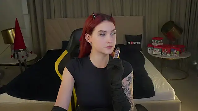 Snapshot of Magnetic_Mia_ chatting on January 4, 2025, 8:16 pm Magnetic Mia online show from January 4, 2025, 8:16 pm