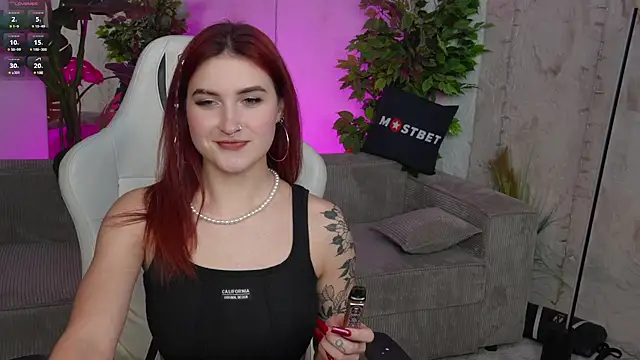 Snapshot of Magnetic_Mia_ chatting on January 14, 2025, 12:33 am Magnetic Mia online show from January 14, 2025, 12:33 am