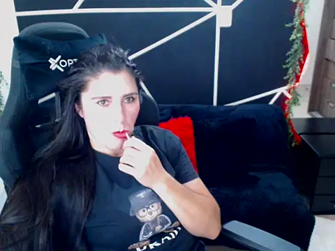 LUCY LI online show from November 18, 2025, 6:01 pm