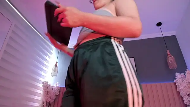 Snapshot of Megan_mooree_ chatting on February 5, 2025, 1:00 pm Megan mooree online show from February 5, 2025, 1:00 pm