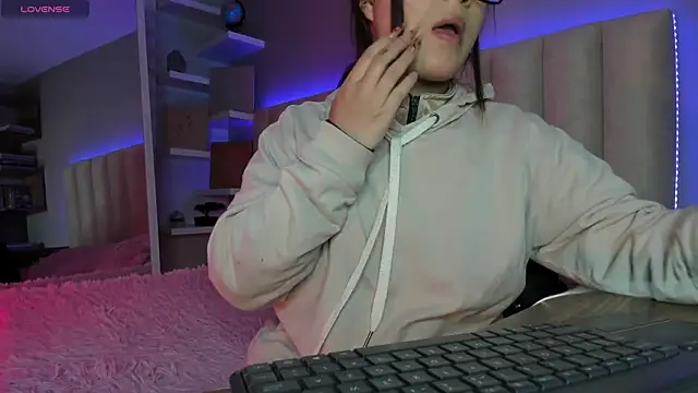 Snapshot of Megan_mooree_ chatting on March 19, 2025, 11:39 am Megan mooree online show from March 19, 2025, 11:39 am