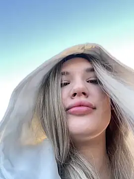 Snapshot of Holly_Molii chatting on December 19, 2024, 5:18 am Holly Molii online show from December 19, 2024, 5:18 am