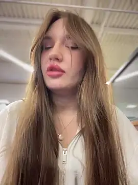 Snapshot of Holly_Molii chatting on March 19, 2025, 10:00 am Holly Molii online show from March 19, 2025, 10:00 am