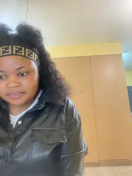 Snapshot of Curveysinaa chatting on January 13, 2025, 8:15 am Curveysinaa online show from January 13, 2025, 8:15 am