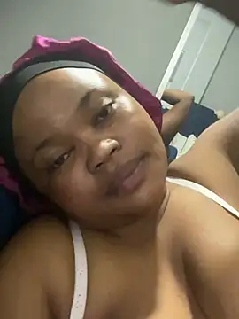 Snapshot of Curveysinaa chatting on February 4, 2025, 7:00 pm Curveysinaa online show from February 4, 2025, 7:00 pm