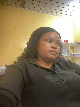 Snapshot of Curveysinaa chatting on February 5, 2025, 8:54 am Curveysinaa online show from February 5, 2025, 8:54 am