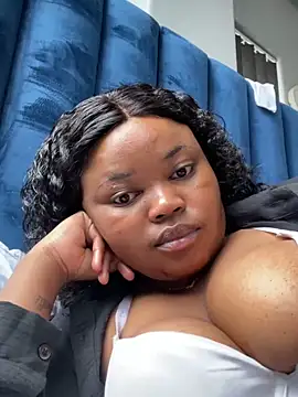 Snapshot of Curveysinaa chatting on February 5, 2025, 11:55 am Curveysinaa online show from February 5, 2025, 11:55 am