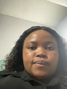 Snapshot of Curveysinaa chatting on February 5, 2025, 7:20 pm Curveysinaa online show from February 5, 2025, 7:20 pm