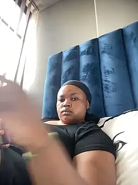 Snapshot of Curveysinaa chatting on February 6, 2025, 8:39 am Curveysinaa online show from February 6, 2025, 8:39 am