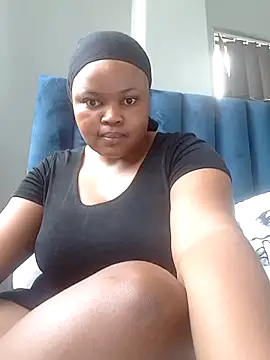 Snapshot of Curveysinaa chatting on February 6, 2025, 11:43 am Curveysinaa online show from February 6, 2025, 11:43 am