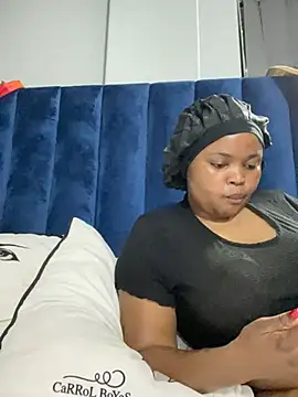 Snapshot of Curveysinaa chatting on February 10, 2025, 6:24 pm Curveysinaa online show from February 10, 2025, 6:24 pm