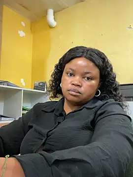 Snapshot of Curveysinaa chatting on February 11, 2025, 8:15 am Curveysinaa online show from February 11, 2025, 8:15 am