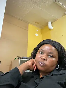 Snapshot of Curveysinaa chatting on February 11, 2025, 11:32 am Curveysinaa online show from February 11, 2025, 11:32 am