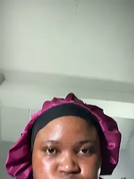 Snapshot of Curveysinaa chatting on February 13, 2025, 7:21 pm Curveysinaa online show from February 13, 2025, 7:21 pm