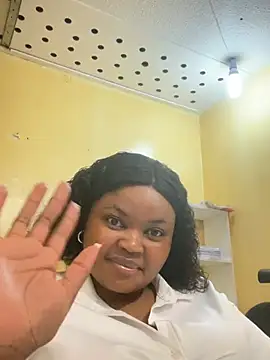 Snapshot of Curveysinaa chatting on February 17, 2025, 12:27 pm Curveysinaa online show from February 17, 2025, 12:27 pm