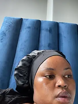 Snapshot of Curveysinaa chatting on February 19, 2025, 9:25 pm Curveysinaa online show from February 19, 2025, 9:25 pm