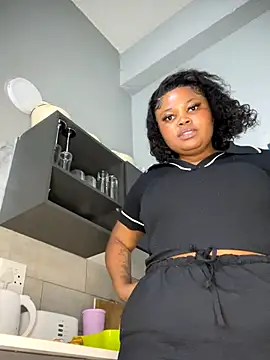 Snapshot of Curveysinaa chatting on October 7, 2025, 9:39 am Curveysinaa online show from October 7, 2025, 9:39 am