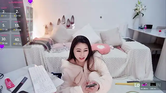 Feifei-cn online show from November 18, 2025, 2:32 pm