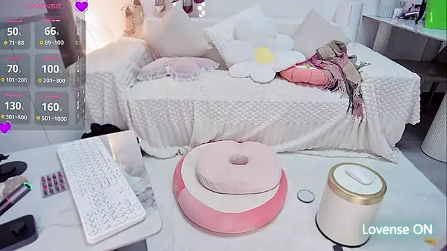 Feifei-cn online show from November 22, 2025, 5:50 am