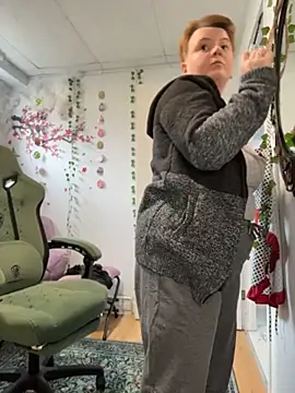 Sweetleeahxx online show from April 23, 2026, 1:02 pm