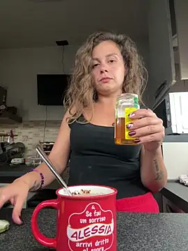 Snapshot of ItalianiMuli chatting on October 3, 2025, 6:27 pm ItalianiMuli online show from October 3, 2025, 6:27 pm