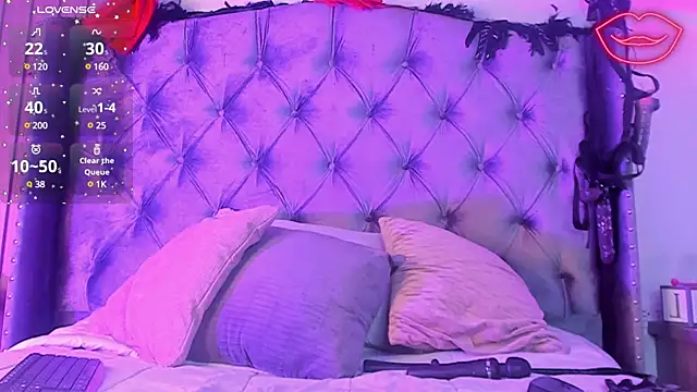 Snapshot of Molenna_queenn chatting on December 12, 2024, 11:03 pm Molenna queenn online show from December 12, 2024, 11:03 pm