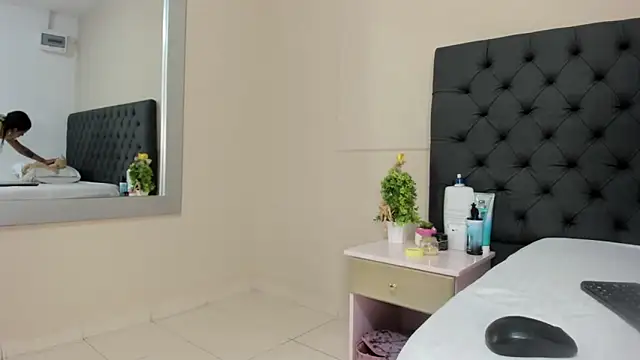  candy jade  online show from April 14, 2026, 12:44 pm