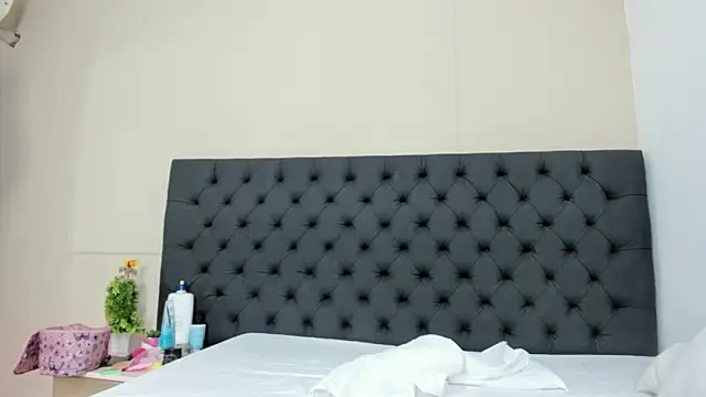  candy jade  online show from April 17, 2026, 12:41 pm