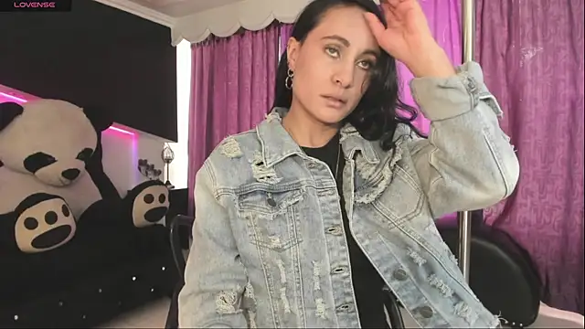 Coral Gibson online show from December 5, 2025, 1:20 pm