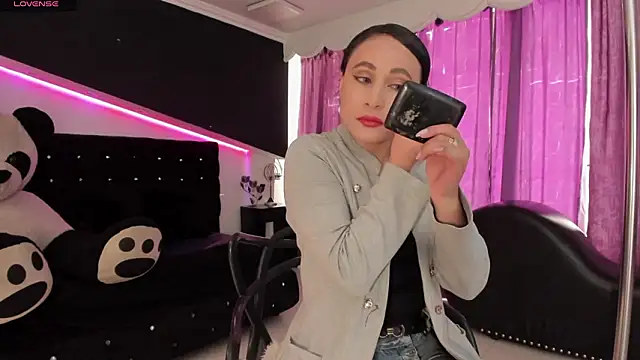 Coral Gibson online show from February 4, 2026, 12:33 pm