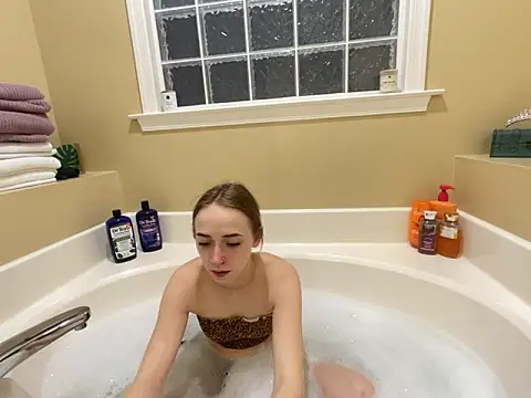 Snapshot of Maxinebabyyy chatting on February 18, 2025, 12:59 am Maxinebabyyy online show from February 18, 2025, 12:59 am