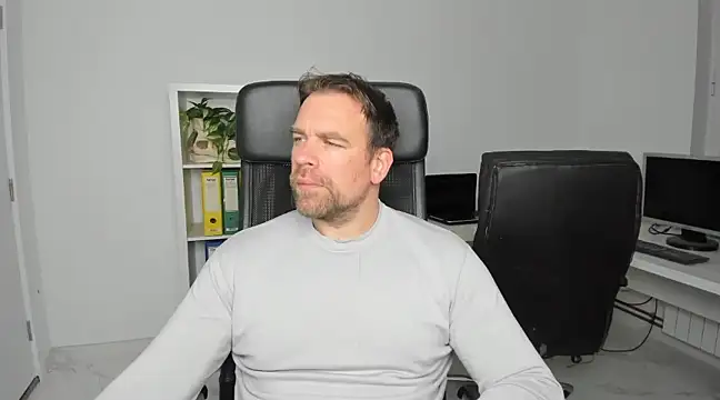 Snapshot of John-E-Dough chatting on December 3, 2024, 5:09 am John-E-Dough online show from December 3, 2024, 5:09 am