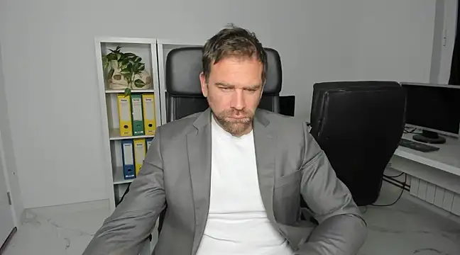 Snapshot of John-E-Dough chatting on December 6, 2024, 5:53 am John-E-Dough online show from December 6, 2024, 5:53 am