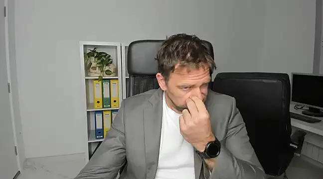 Snapshot of John-E-Dough chatting on December 7, 2024, 5:37 am John-E-Dough online show from December 7, 2024, 5:37 am