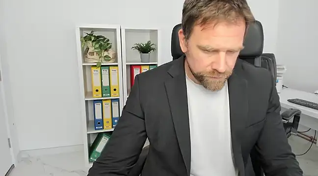 Snapshot of John-E-Dough chatting on December 17, 2024, 8:12 am John-E-Dough online show from December 17, 2024, 8:12 am