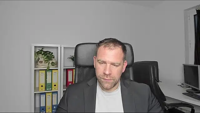 Snapshot of John-E-Dough chatting on December 27, 2024, 5:52 am John-E-Dough online show from December 27, 2024, 5:52 am