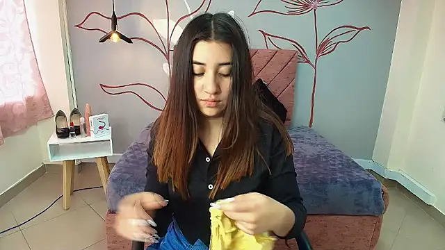 Snapshot of Aly_Cute_ chatting on December 6, 2024, 6:17 pm Aly Cute online show from December 6, 2024, 6:17 pm