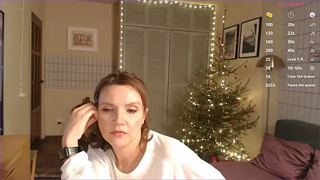 Snapshot of Charline_TheFoxTail chatting on January 3, 2025, 8:32 pm Charline TheFoxTail online show from January 3, 2025, 8:32 pm