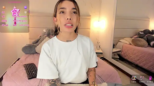 Snapshot of Mollymoon1 chatting on November 14, 2025, 8:51 pm Mollymoon1 online show from November 14, 2025, 8:51 pm