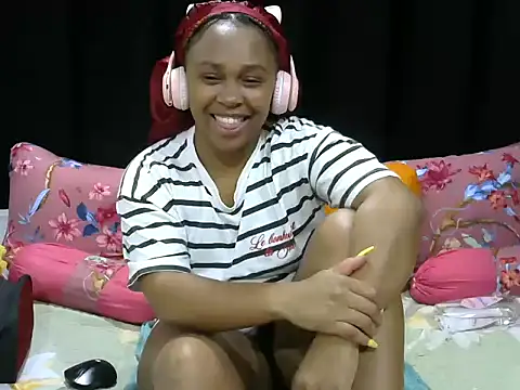 Snapshot of Pearl_00 chatting on June 2, 2026, 7:49 pm Pearl 00 online show from June 2, 2026, 7:49 pm