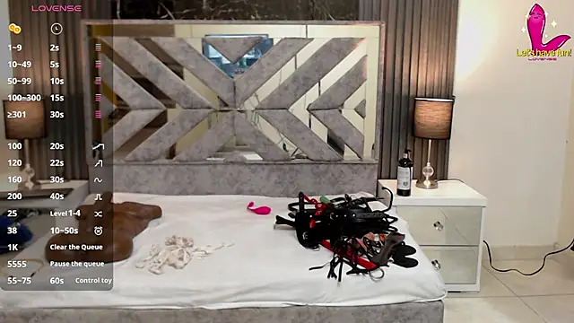 ValentinaThomas online show from February 5, 2025, 8:25 pm