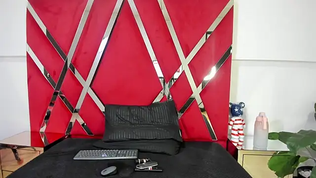 Snapshot of Milanxht chatting on October 13, 2025, 8:42 pm Milanxht online show from October 13, 2025, 8:42 pm